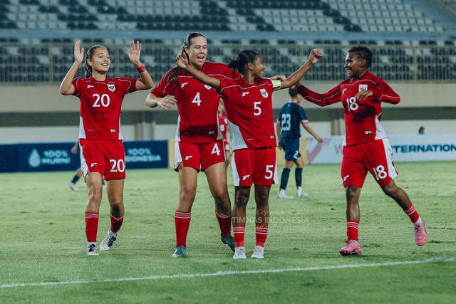 Selebrasi pemain Timnas Wanita Indonesia usai mencetak gol ke gawang Timnas Wanita Nepal pada pertandingan uji coba di Stadion Maguwoharjo, Sleman, D.I Yogyakarta, Rabu (26/11/2025). Foto: PSSI