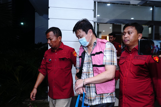 Kejati Sumatera Utara menahan 2 tersangka dugaan korupsi smartboard SMP se-Kota Tebing Tinggi di Medan, Rabu (26/11/2025). Foto: Kejati Sumatera Utara