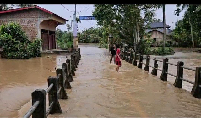 Banjir merendam permukiman warga di Aceh Besar, Rabu (26/11/2025). Foto: Dok. BPBD Aceh Besar