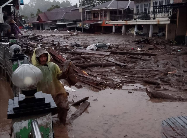 Banjir bandang menerjang Nagari Malalak Timur, Kabupaten Agam, Sumatera Barat (Sumbar), Rabu (26/11). Foto: Dok. kumparan