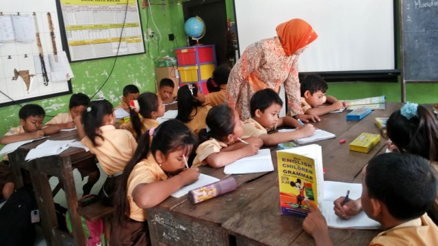 Ilustrasi Guru Mengajar. Foto : Shutterstock.
