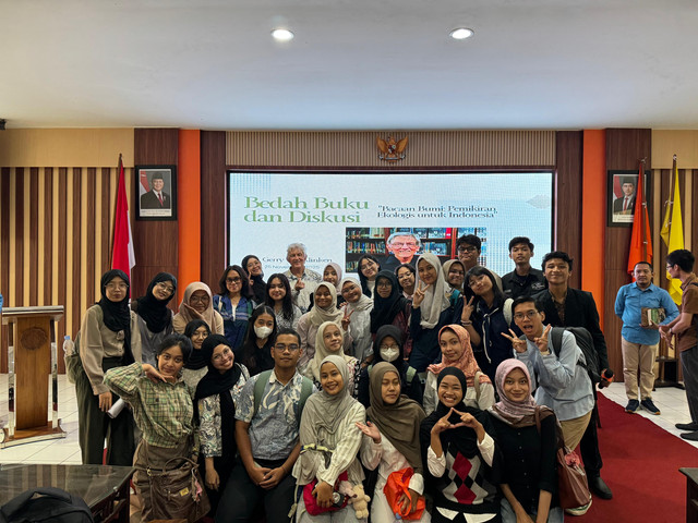 Berfoto bersama Prof. Gerry van Klinken (Dokumentasi pribadi oleh penulis)