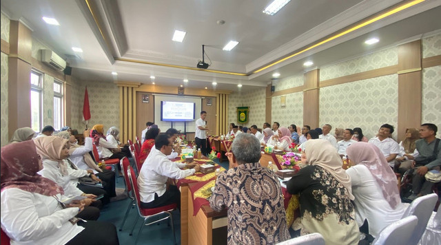 Suasana pemaparan SIDAMESRA dalam agenda validasi lapangan IGA 2025 di ruang rapat Dinsos Bantul. Sumber: Dokumentasi Pemkab Bantul