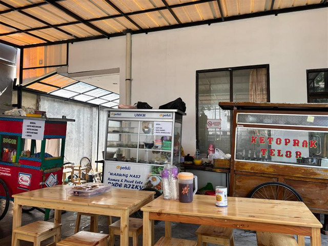 Pelaku Usaha Kuliner di Samping Masjid Daarut Tauhiid Jakarta (Sumber : DT Peduli)
