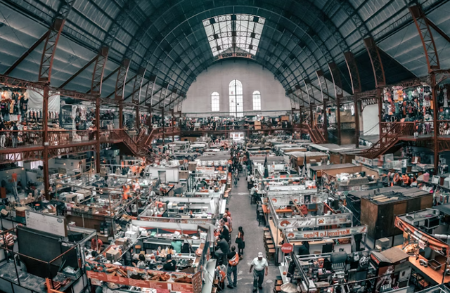 Ilustrasi pasar tanah abang tutup jam berapa. Sumber: Unsplash/Jezael Melgoza