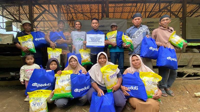 Bantuan Sembako untuk Para Peternak Binaan DT Peduli Sukabumi (Sumber : DT Peduli)
