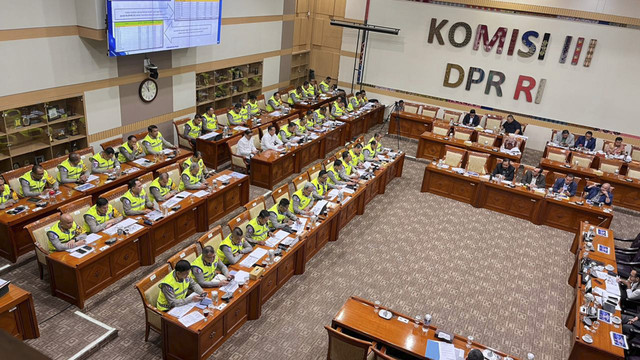 Suasana saat Rapat Komisi III DPR dengan Kakorlantas Mabes Polri dan Dirlantas seluruh Polda se-Indonesia di Kompleks Parlemen, Senayan, Jakarta, Kamis (27/11/2025). Foto: Nasywa Athifah/kumparan