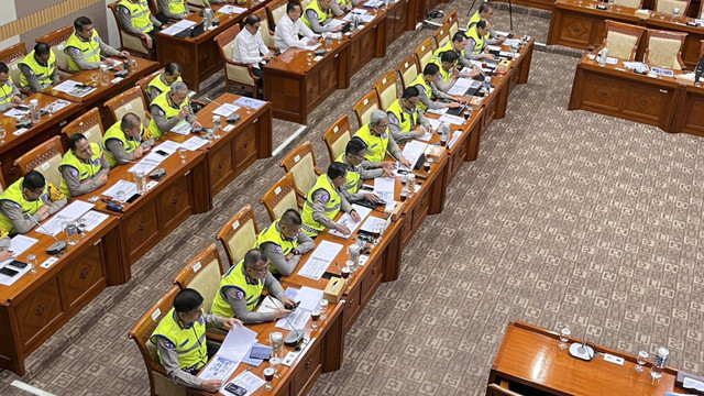 Suasana saat Rapat Komisi III DPR dengan Kakorlantas Mabes Polri dan Dirlantas seluruh Polda se-Indonesia di Kompleks Parlemen, Senayan, Jakarta, Kamis (27/11/2025). Foto: Nasywa Athifah/kumparan