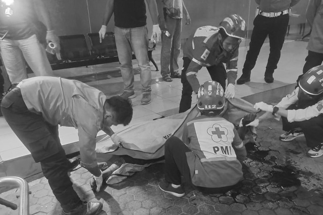 Pria belum diketahui identitasnya ditemukan tewas tergeletak di sebuah diskotek di Jalan Simpang Dukuh, Kecamatan Genteng, Surabaya, Kamis (27/11/2025). Foto: Istimewa