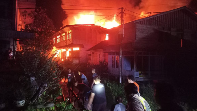 Kebakaran ruko di Pasar Merdeka hangus terbakar pada Rabu malam.Foto: Dok. Kapuas Hulu