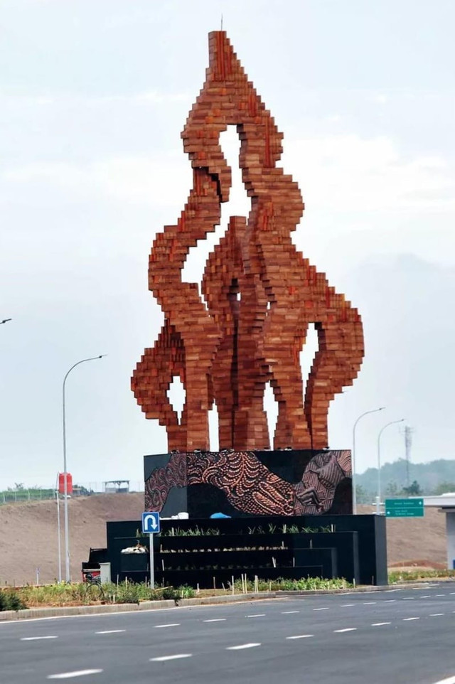 Tugu bentuk Lidah Api di gerbang Bandara Dhoho. Tersusun dari batu bata, melambangkan semangat peradaban Kediri yang terus menyala. Dari tanah yang sama tempat kerajaan besar berdiri, api kebudayaan tak pernah padam; berkobar menjadi cahaya harmoni yang ngangeni dan membanggakan Indonesia. Foto: dok. Bandara Dhoho