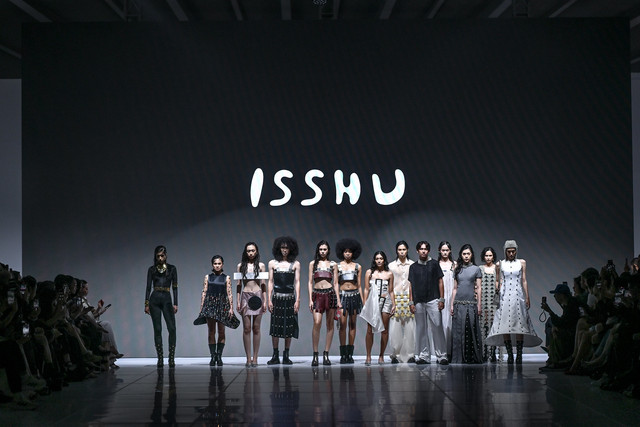 Koleksi Isshu bertajuk Realness di show Tresemmé Jakarta Fashion Week 2026. Foto: Jakarta Fashion Week