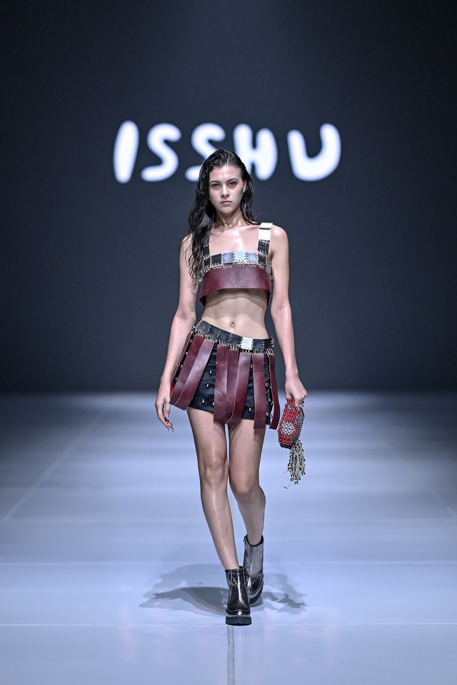 Koleksi Isshu bertajuk Realness di show Tresemmé Jakarta Fashion Week 2026. Foto: Jakarta Fashion Week