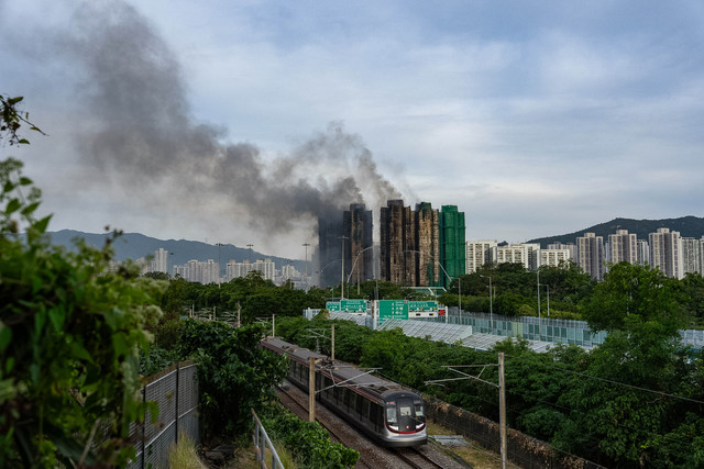 Asap mengepul setelah kebakaran terjadi di Wang Fuk Court, sebuah perumahan di distrik Tai Po, Wilayah Baru Hong Kong, Kamis (27/11/2025). Foto: Chan Long Hei/AP Photo