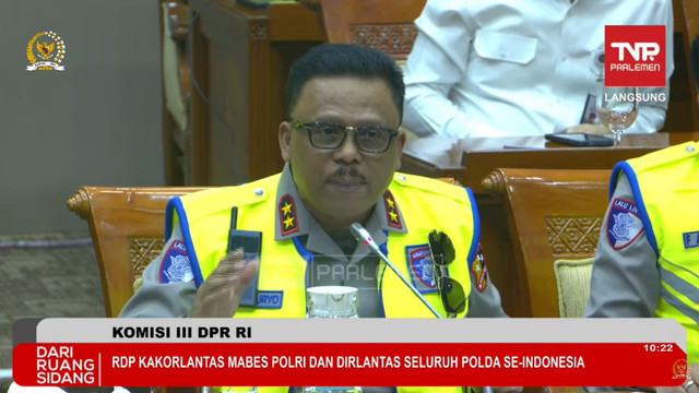 Kakorlantas Polri, Irjen Pol Agus Suryonugroho saat RDP Persiapan Operasi Lilin bersama Dirlantas Seluruh Indonesia dan Komisi III DPR. Foto: YouTube/ TVR Parlemen