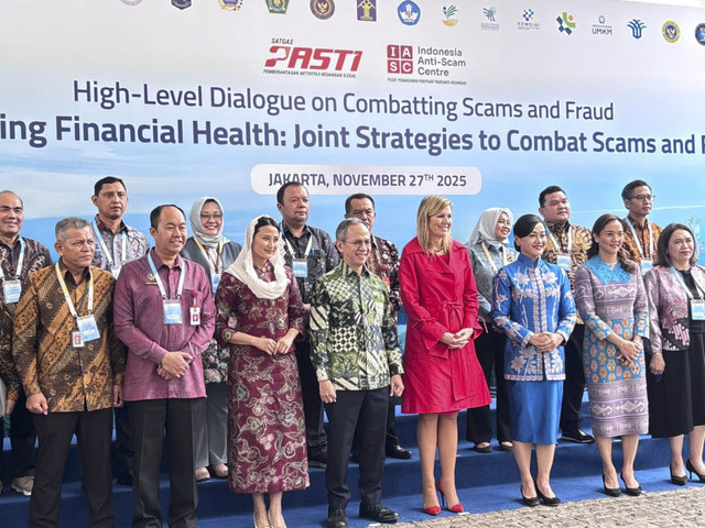 United Nations Secretary-General's Special Advocate (UNSGSA) for Inclusive Finance for Development Queen Maxima atau Ratu Maxima bersama Ketua Dewan Komisioner OJK Mahendra Siregar dan jajarannya di Gedung AA Maramis, Kamis (27/11/2025). Foto: Ave Airiza Gunanto/kumparan