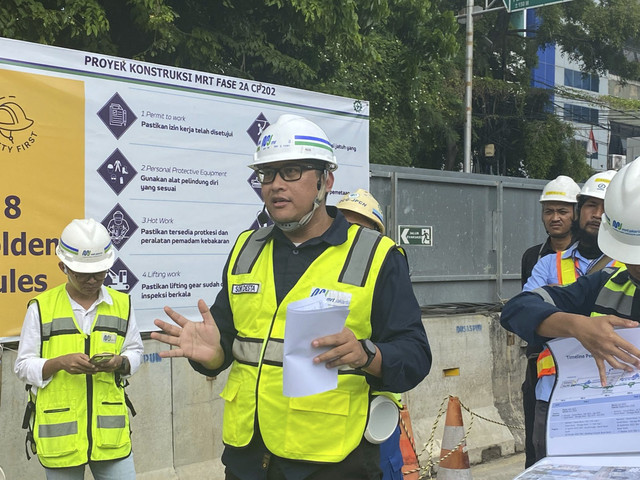Division Head Project Management of Construction 1 MRT Jakarta, Sony Desta, di lokasi proyek MRT Jakarta Fase 2A CP202 di daerah Sawah Besar Jakarta Pusat, Kamis (27/11/2025). Foto: Muhammad Fhandra Hardiyon/kumparan