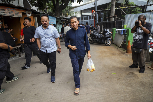 Suami dari Eks Dirut ASDP Ira Puspadewi Zaim Uchrowi membawa berkas dan sejumlah barang dari Rutan jelang pembebasan di Rutan KPK, Kuningan, Jakarta, Kamis (27/11/2025). Foto: Iqbal Firdaus/kumparan