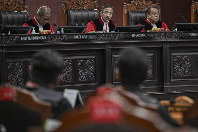 Ketua Mahkamah Konstitusi Suhartoyo bersama Wakil Ketua MK Saldi Isra memimpin sidang pembacaan putusan Pengujian Materiil Undang-Undang Nomor 17 Tahun 2014 tentang MPR, DPR, DPD dan DPRD di Gedung Mahkamah Konstitusi, Jakarta, Kamis (27/11/2025). Foto: Fauzan/ANTARA FOTO