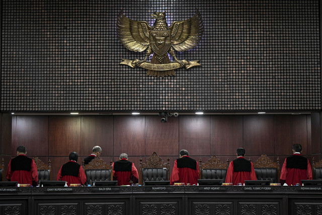 Hakim Mahkamah Konstitusi berjalan keluar usai memimpin sidang pembacaan putusan Pengujian Materiil Undang-Undang Nomor 17 Tahun 2014 tentang MPR, DPR, DPD dan DPRD di Gedung Mahkamah Konstitusi, Jakarta, Kamis (27/11/2025). Foto: Fauzan/ANTARA FOTO