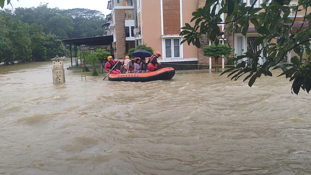 Tim SAR Kota Medan evakuasi warga yang terdampak banjir di Perumahan Villa Zeqita Medan Tuntungan, Medan, Kamis (27/11/2025).  Foto: Dok. Basarnas Medan