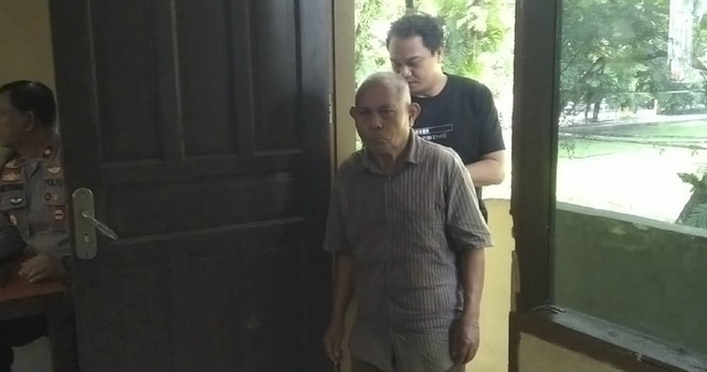 Herianto (70), lansia pikun yang menculik bocah berusia 4 tahun di Makassar diamankan polisi di rumahnya di Paccerakkang, Kecamatan Biringkanaya, Kota Makassar, Kamis (27/11). Foto: Dok. Istimewa