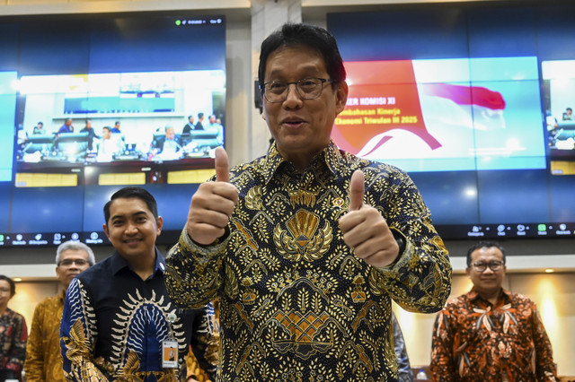 Menteri Keuangan Purbaya Yudhi Sadewa bersiap mengikuti rapat kerja dengan Komisi XI DPR di Kompleks Parlemen, Senayan, Jakarta, Kamis (27/11/2025). Foto: Rivan Awal Lingga/ANTARA FOTO