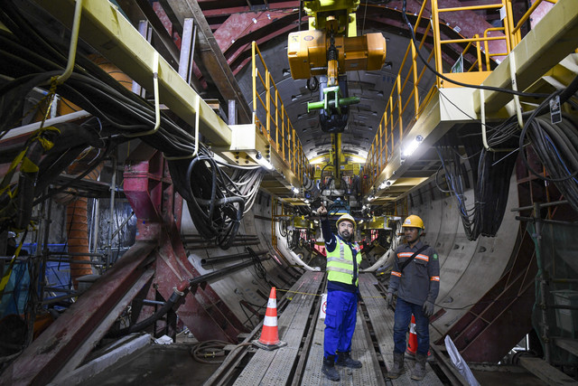 Pekerja memeriksa lokasi pengeboran tunnel di lokasi pembangunan MRT Jakarta Fase 2A CP202, Stasiun Sawah Besar dan Stacked Tunnel (terowongan bertingkat), Jakarta, Kamis (27/11/2025). Foto: Muhammad Adimaja/ANTARA FOTO