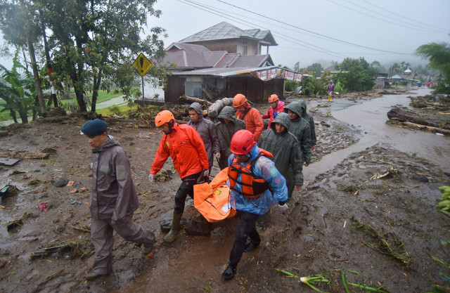 Petugas SAR gabungan mengevakuasi jenazah korban longsor di Toboh Tangah, Nagari Malalak Timur, Agam, Sumatera Barat, Kamis (27/11/2025). Foto: Iggoy el Fitra/ANTARA FOTO
