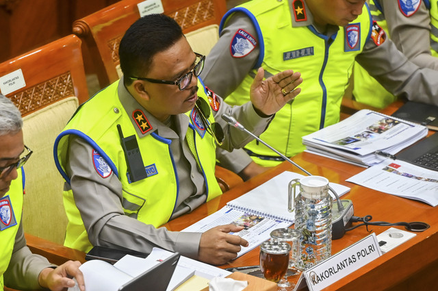 Kakorlantas Polri Irjen Pol. Agus Suryonugroho menyampaikan paparan saat mengikuti rapat kerja dengan Komisi III DPR di Kompleks Parlemen, Senayan, Jakarta, Kamis (27/11/2025). Foto: Rivan Awal Lingga/ANTARA FOTO