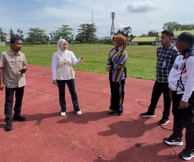 Staf Presiden Deputi III Tenaga Ahli Utama Bidang Pemuda dan Olahraga serta Bidang MBG, Lindsey Afsari Puteri, meninjau Gor SSA Pontianak. Foto: Dok. Istimewa