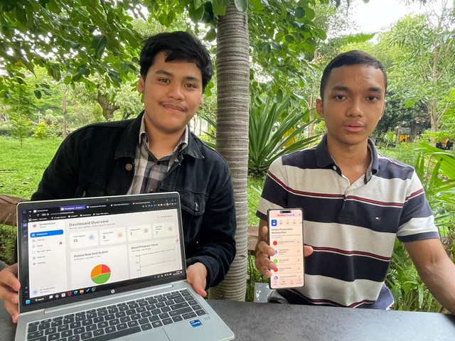 Alden Bintang Rafazha menunjukkan tampilan dashboard StrokeGuard untuk perawat dan dokter (kiri) serta Muhammad Irsyad Yunus menunjukkan aplikasi StrokeGuard di HP untuk pasien (kanan). Foto: Humas ITS