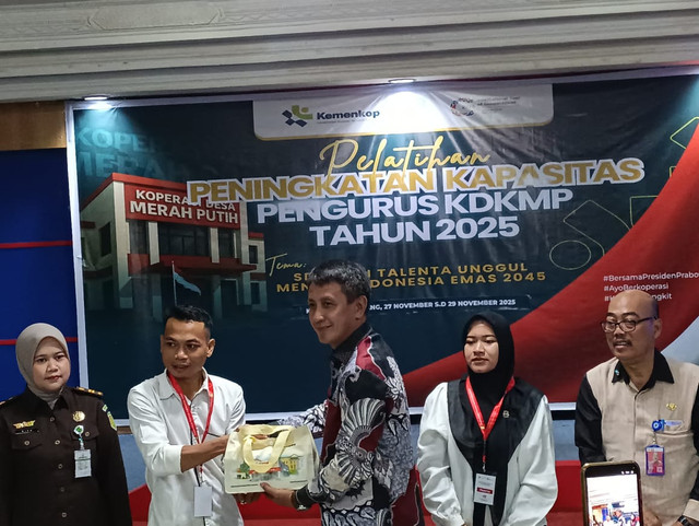 Asisten Deputi Akselerasi Jaringan Usaha pada Bidang Pengembangan Usaha Koperasi Kementerian Koperasi dan UKM RI, Cecep Setyawa memberikan cindermata pada peserta pelatihan. Foto: Dok. Istimew