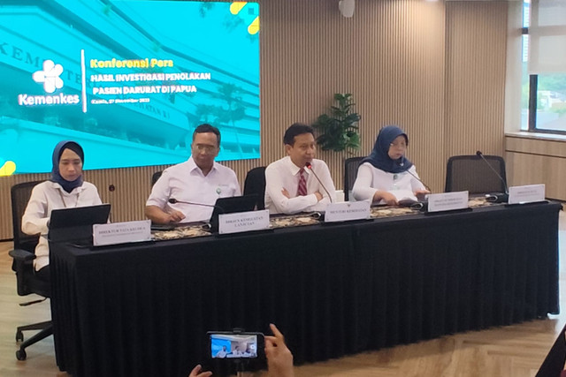 Menteri Kesehatan Budi Gunadi Sadikin menyampaikan keterangan pers soal kematian Irene Sokoy dan bayinya di Kantor Kementerian Kesehatan, Jakarta, Kamis (27/11/2025). Foto: Rachmadi Rasyad/kumparan