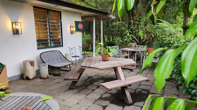 Hidden kafe ala rumah Belanda di Puncak yang sajikan aneka camilan sampai wedang. Foto: Azalia Amadea/Kumparan