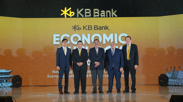 Chief of Global Business Group KB Kookmin Bank, Mr. Kang Nam Che (kiri), Ketua Dewan Ekonomi Nasional Indonesia, Luhut Binsar Panjaitan (tengah), Chief Investment Officer Danantara, Pandu Patria Sjahrir (kedua dari kanan), dan Direktur Utama KB Bank, Kunardy Darma Lie (kanan) pada forum ekonomi bertajuk "Navigating Indonesia's Next Growth Wave: Economic Outlook and Political Landscape 2026" di Jakarta. Foto: Dok. KB Bank