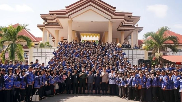 Foto bersama 329 PPPK di lingkungan Pemkab Bolmong usai menerima SK Pengangkatan, Kamis (27/11).
