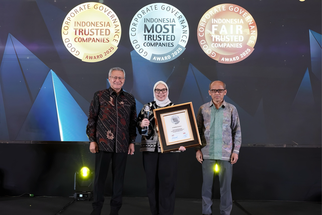 Direktur Kepatuhan dan Manajemen Risiko TASPEN, Diyantini Soesilowati (tengah) menerima predikat “Most Trusted Company” pada Indonesia Good Corporate Governance (IGCG) 2025 di Hotel Shangrila, Jakarta Pusat, Selasa (25/11). Foto: Dok. TASPEN