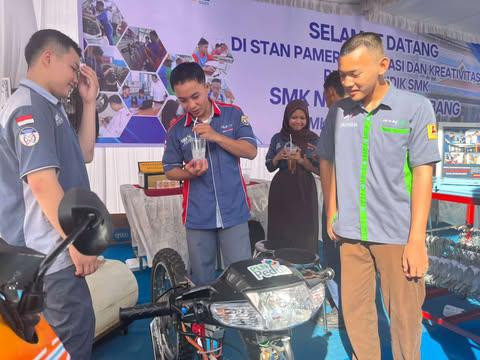 Para siswa SMKN 2 Palembang memamerkan motor listrik rakitan yang dijual sekitar Rp 17 juta hingga Rp 25 juta/Anyelir. 
