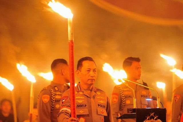 Kapolri Jenderal Pol Listyo Sigit Prabowo memegang obor dalam kegiatan Renungan Nilai-Nilai Ksatria Bhayangkara dalam Apel Kasatwil Polri 2025 di Cikeas, Bogor, Selasa (25/11/2025). Foto: Divisi Humas Polri/HO/Antara