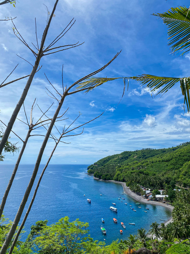 Pemandangan Laut di Ma'u Embo, Pombo, dan Ma'u Bare dari Ngazu Uta Pusu. Gambar ini diambil oleh @zaidazidiq, penulis.
