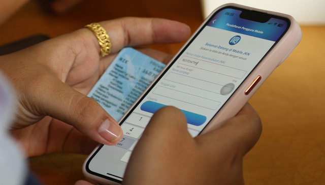 Masyarakat hendak mendaftar program Jaminan Kesehatan Nasional (JKN) melalui aplikasi JKN Mobile. Foto: Dok. BPJS Kesehatan