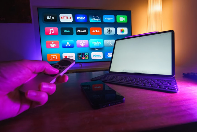 Link nonton live streaming MAMA 2025, foto hanya ilustrasi, bukan tayangan yang sebenarnya: Unsplash/akub Żerdzicki