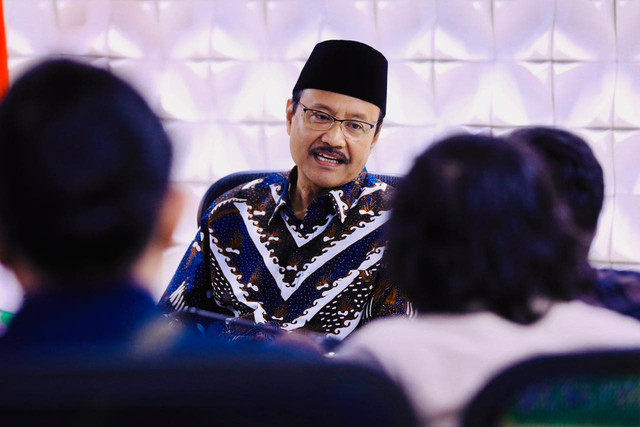 Menteri Sosial Saifullah Yusuf (Gus Ipul) saat berdiskusi dengan wartawan di Kantor Kementerian Sosial, Jakarta, Kamis (27/11/2025). Foto: Kemensos RI