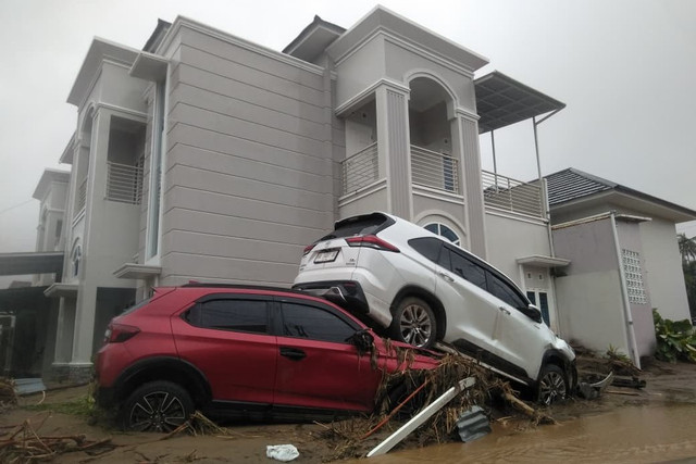 Kawasan perumahan elit yang terdampak banjir bandang di Lubuk Minturun, Padang, Sumatera Barat, Kamis (27/11/2025).  Foto: kumparan