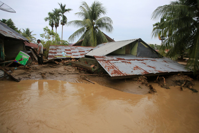 Warga menyaksikan sejumlah rumah rusak tertimbun lumpur dan sampah kayu pascabanjir bandang di Desa Manyang Cut, Kecamatan Mereudu, Kabupaten Pidie, Aceh, Kamis (27/11/2025). Foto: Ampelsa/ANTARA FOTO
