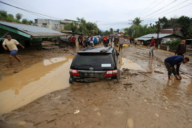 Sejumlah kendaraan terjebak lumpur pascabanjir bandang di Desa Manyang Cut, Kecamatan Mereudu, Kabupaten Pidie, Aceh, Kamis (27/11/2025). Foto: Ampelsa/ANTARA FOTO
