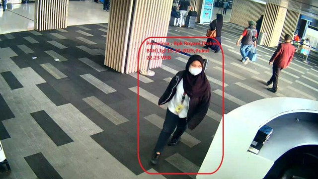 Rekaman CCTV pegawai minimarket di Bandara Soetta yang nekat gelapkan uang kasir.  Foto: Dok. Istimewa