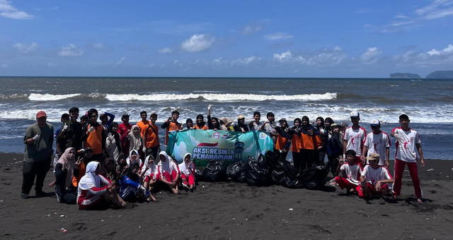 Penanaman dan Aksi Resik di Pantai Cemara, Puger, Jember, oleh RNPB Jember bersama masyarakat, dan sekolah, (14/09/2025).