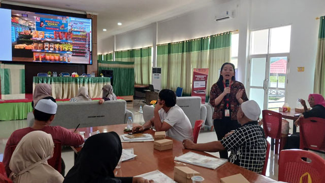 Kegiatan kurasi produk lokal UMKM di Halmahera Tengah yang diselenggarakan oleh Alfamidi.